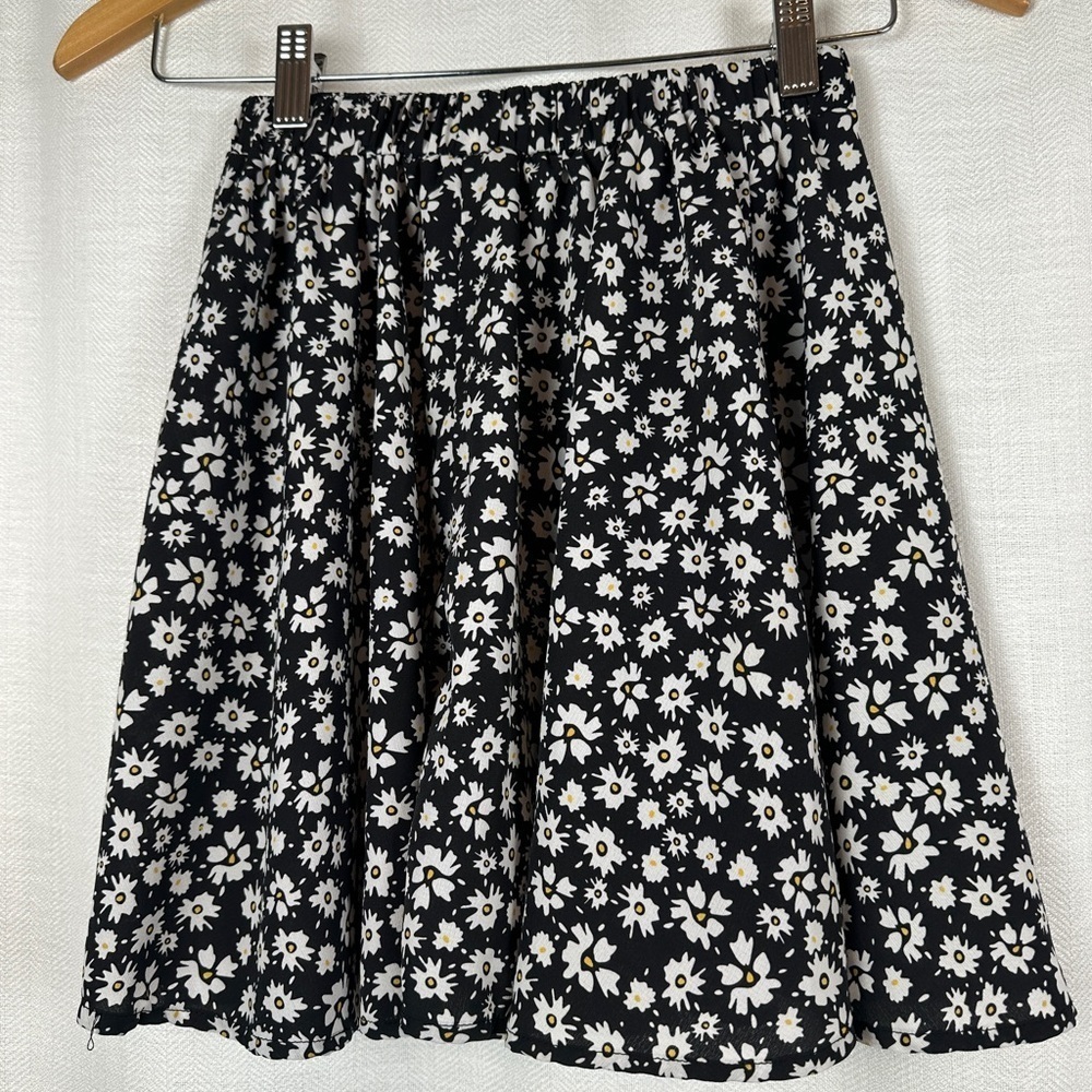 11-12y skirt Daisy y2k Black and White Floral Buttons mini - Picture 3 of 5